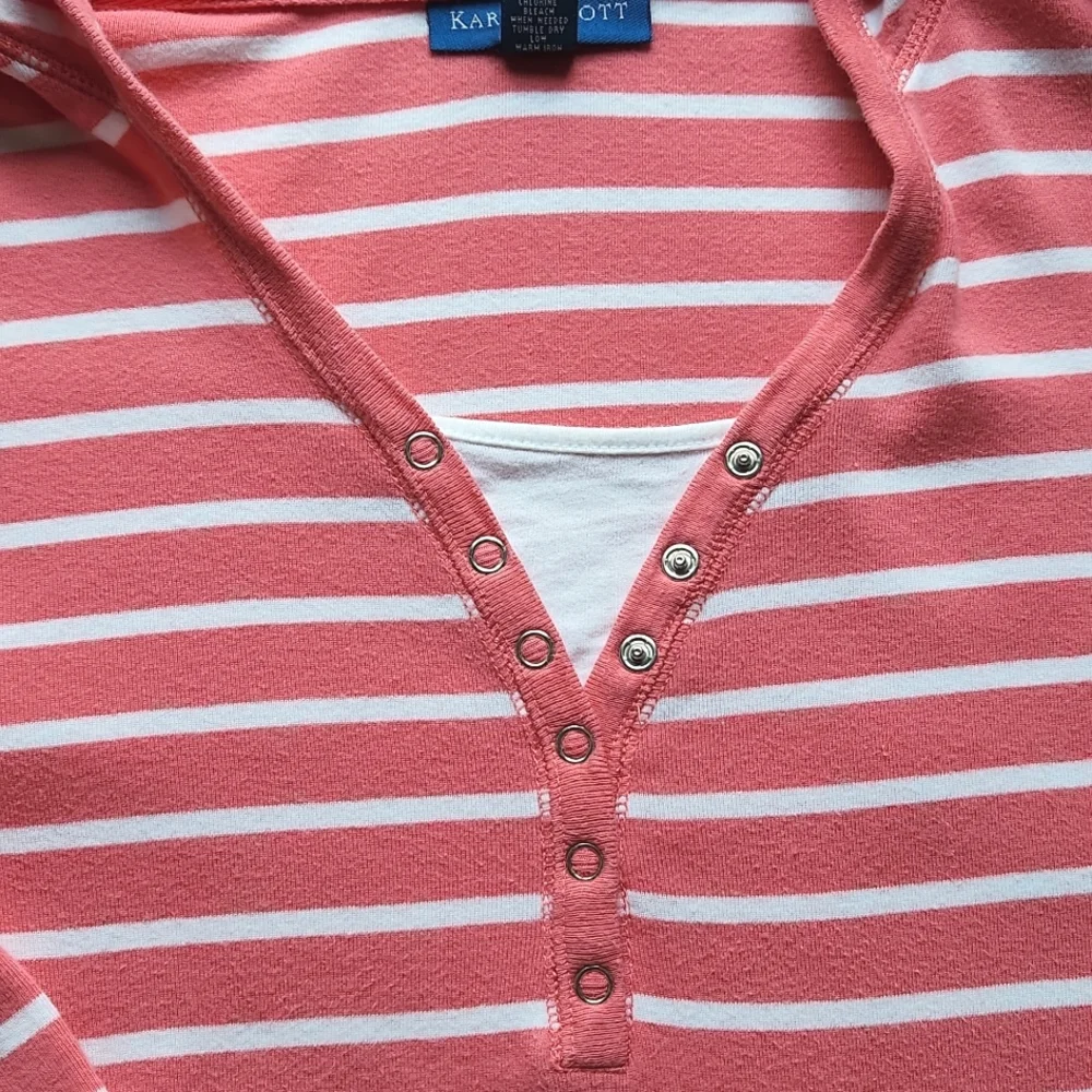 Karen Scott MediumTop with a Double Sided Pouch, Hood and Three Quarter Sleeve - Picture 2 of 6